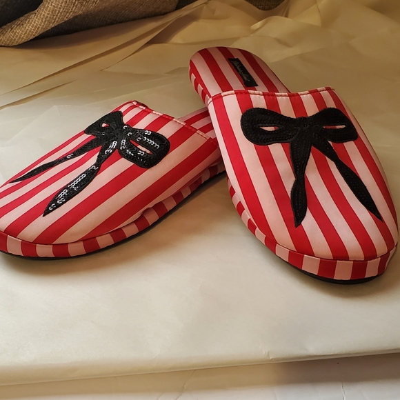 VICTORIA SECRET LARGE NWOT. PINK RED STRIPES BLACK BOW SLIPPERS. SATIN - Picture 1 of 7